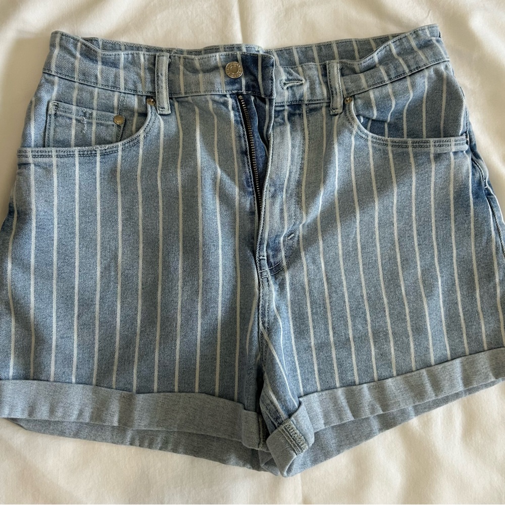 H & M women’s denim high waist shorts Size 8